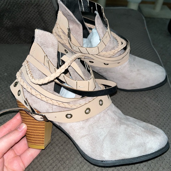 🧨NWOT size 7 booties - Picture 3 of 4